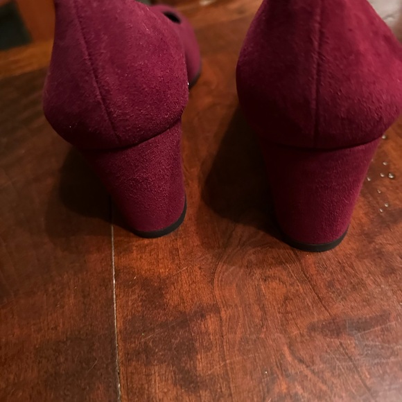 Beautiful new Stuart Weitzman wine-colored suede pumps. - Picture 4 of 7